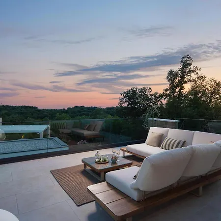 Vakantiehuis Luxurious In *