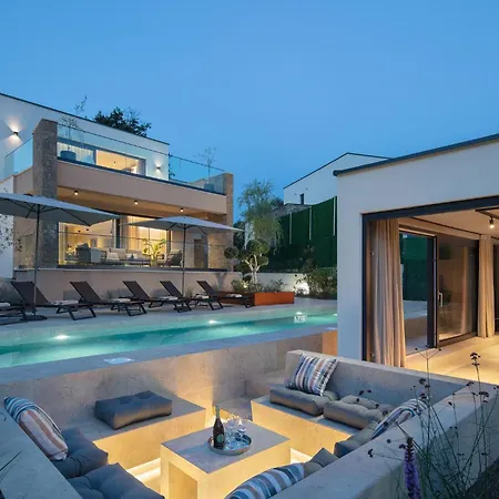 Luxurious In *